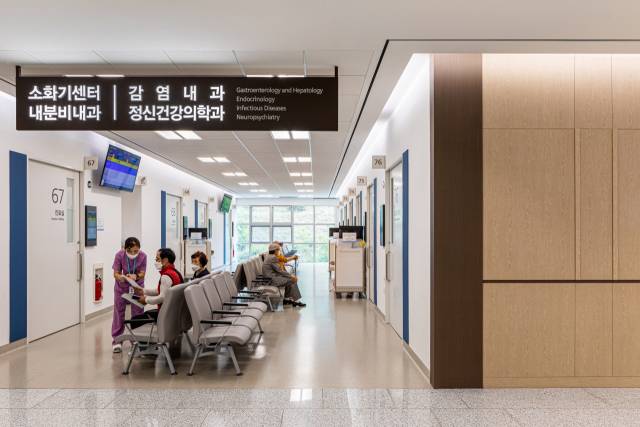중앙대광명병원 내 진료실과 환자대기실. 환자대기실이 창문과 맞닿아 있도록 설계해 환자들이 진료를 기다리는 동안 자연을 볼 수 있도록 배려했다. 진료실에는 각 과 대신 숫자를 적어 언제든 다른 용도로 사용할 수 있도록 설계했다. 사진 제공=간삼건축