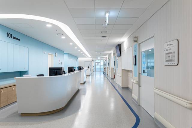 중앙대광명병원 내 간호 스테이션. 간호사스테이션을 입원실 대항형으로 배치해 간호사가 언제든 유리창 너머로 환자의 상태를 볼 수 있도록 설계했다. 사진 제공=간삼건축