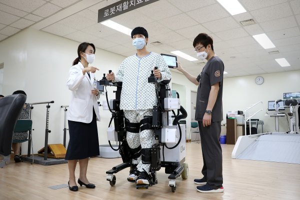 유지현 일산백병원 재활의학과 교수가 보행 로봇 치료 방법을 설명하고 있다. 사진제공 | 일산백병원