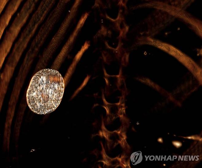 황금 소년 미라에서 발견된 부적 (EPA=연합뉴스) 2천300년된 황금 소년 미라 컴퓨터단층촬영(CT) 사진이 24일(현지시간) 공개됐다. 2023.1.24  [재판매 및 DB 금지]
