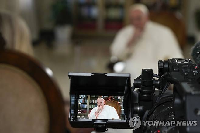 AP 통신과 인터뷰하는 프란치스코 교황 (바티칸 AP=연합뉴스) 프란치스코 교황이 24일(현지시간) 바티칸에서 AP 통신과 인터뷰하고 있다. 2023.01.25 photo@yna.co.kr