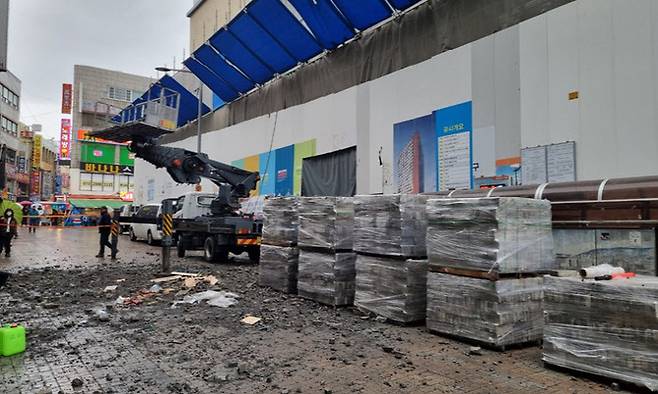 지난 15일 대형 숙박시설 신축공사 현장에서 크레인으로 벽돌을 나르던 중 목재 팔레트가 파손되면서 1명이 숨지고 2명이 다쳤다. (사진=부산소방재난본부)