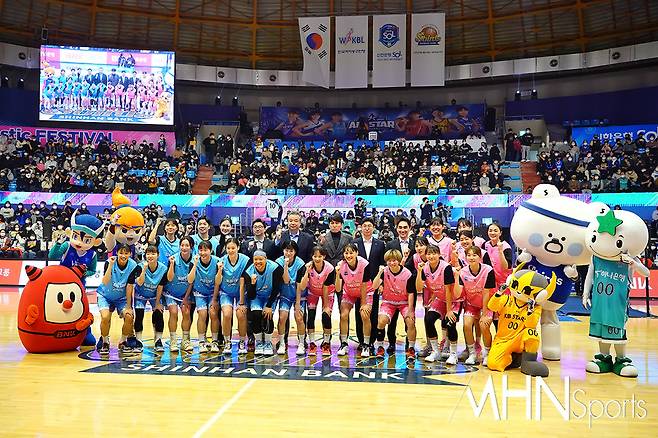 8일 인천도원체육관에서 열린 '2022-2023 여자프로농구 올스타 페스티벌'에 참가한 선수들과 감독들 사진ⓒMHN스포츠 박태성 기자