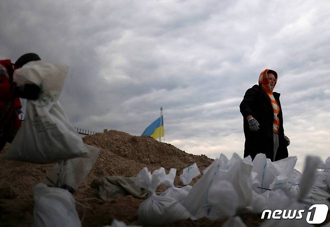 우크라이나 오데사 해변에 사람들이 모래 주머니를 옮기고 있다. ⓒ 로이터=뉴스1 ⓒ News1 이서영 기자