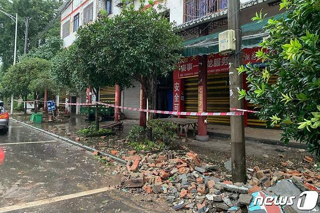 <자료 사진> 2021년 9월 6일 (현지시간) 규모 6.0의 지진이 발생한 중국 쓰촨성 루저우에서 무너진 건물 외벽이 보인다. ⓒ AFP=뉴스1 ⓒ News1 우동명 기자