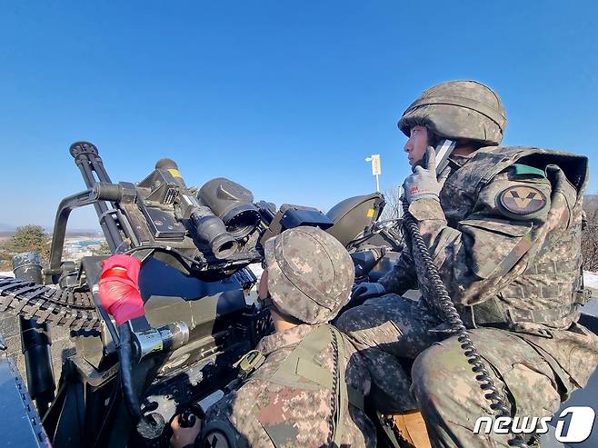 육군 제5군단 장병들이 방공 무기체계인 20mm발칸을 운용하고 있다. (합동참모본부 제공) 2022.12.29/뉴스1