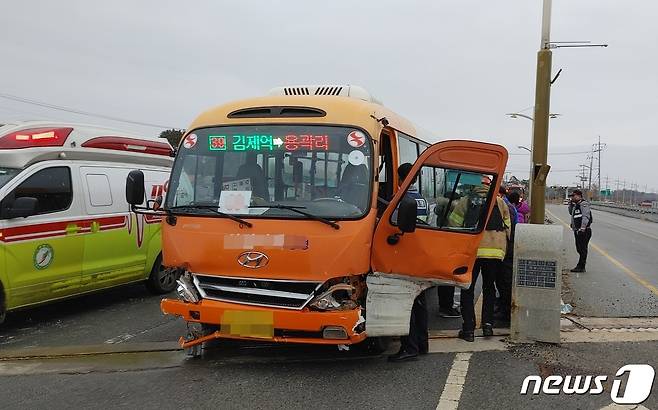 26일 오후 2시7분께 전북 김제시 신덕동의 한 도로에서 시내버스가 교량과 부딪히는 단독 사고가 발생했다.(전북소방본부 제공)2023.1.26/뉴스1