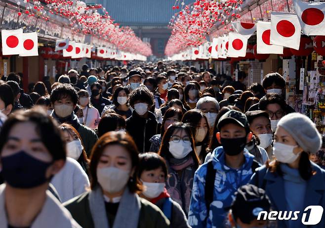 9일 일본 도쿄에서 도쿄 내 가장 오래된 절로 유명한 센소지를 방문한 관광객들이 거리를 가득 메운 가운데 코로나19 방역을 위해 모두 마스크를 착용하고 있다. 2023.1.9. ⓒ 로이터=뉴스1 ⓒ News1 김성식 기자