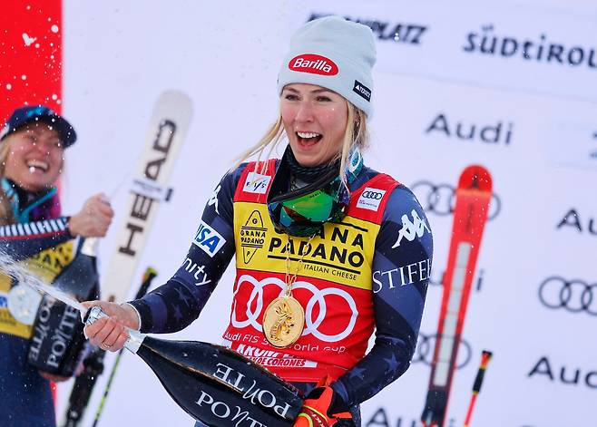 미케일라 시프린이 25일 FIS 알파인 스키 월드컵 여자 대회전에서 우승한 뒤 샴페인을 터뜨리고 있다. /로이터 뉴스1