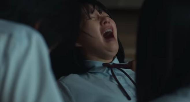 넷플릭스 드라마 '더 글로리'에서 문동은이 동급생들에게 괴롭힘을 당하는 장면. /넷플릭스