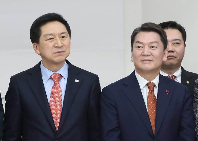 지난 10일 국민의힘 경기도당 신년 인사회에 참석한 김기현 의원(왼쪽)과 안철수(오른쪽) 의원. /뉴스1