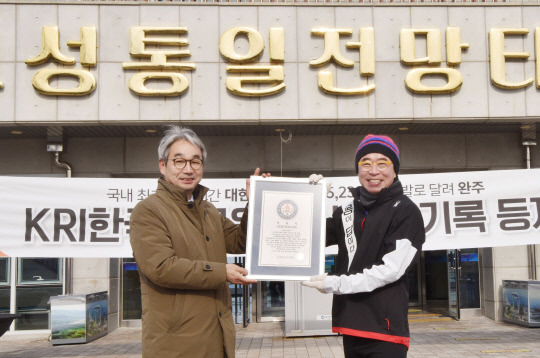 '괴짜왕' 조웅래(64) 맥키스컴퍼니 회장이 26일 하루 평균 마라톤 풀코스(42.195㎞) 이상을 두발로 달리는 방식으로 '대한민국 한 바퀴 5228㎞'를 국내 최초·최단시간에 완주했다. 사진=김소연 기자