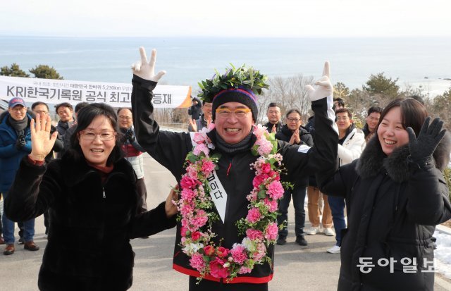 조웅래 회장(가운데)이 26일 강원도 고성 통일전망대로 들어온 뒤 부인 안신자 씨(왼쪽) 등 가족들로부터 화환을 받고 활짝 웃고 있다. 고성=이훈구 기자 ufo@donga.com