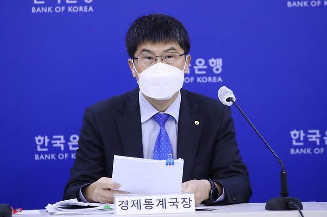황상필 한국은행 경제통계국장이 26일 서울 중구 한은 본관에서 열린 22년 4분기 및 연간 실질 국내총생산(속보) 기자설명회에서 설명하고 있다.