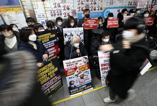 지난 18일 오전 서울 종로구 지하철 4호선 혜화역 승강장에서 박경석 전국장애인차별철폐연대(전장연) 공동상임대표와 활동가들이 서울시의 오세훈 시장과 전장연의 비공개 면담 참여 제안에 대한 입장 발표 기자회견을 하고 있다./사진=뉴시스