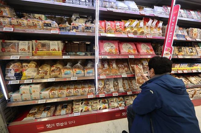 햄, 빵, 과자 등 갖가지 식음료의 가격이 오르고 있는 가운데 26일 서울 한 대형마트에서 시민이 장을 보고 있다. 사진=박범준 기자