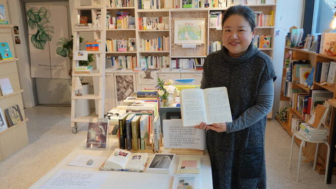 ‘다독왕’ 김동옥씨가 자신이 작성해온 독서노트를 펴서 보여주고 있다.