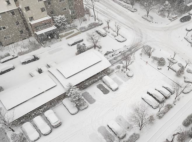 대설주의보가 내려진 26일 충남 서산 한 아파트 주차장에 눈이 쌓여 있다. 연합뉴스