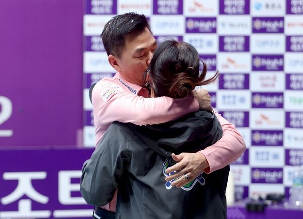 마민캄이 지난해말 하이원리조트배 우승 뒤 아내와 포옹하고 있다. PBA 제공