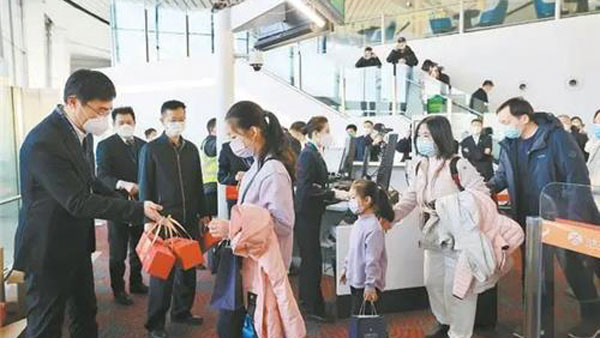 운항 재개한 베이징 다싱국제공항에서 홍콩 가는 승객들 [신화사 캡처]