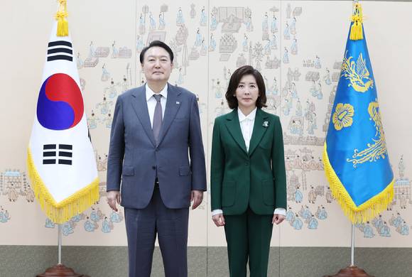 윤석열 대통령이 지난해 10월14일 서울 용산 대통령실 청사에서 나경원 저출산고령사회위원회 부위원장에게 임명장을 수여한 후 기념촬영하고 있다. [사진=뉴시스]