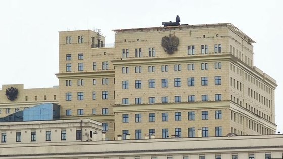 러시아군이 모스크바 국방부 청사 건물 옥상에 배치한 판치르 S-1 대공미사일이 지난 19일 발견됐다. 트위터 캡처