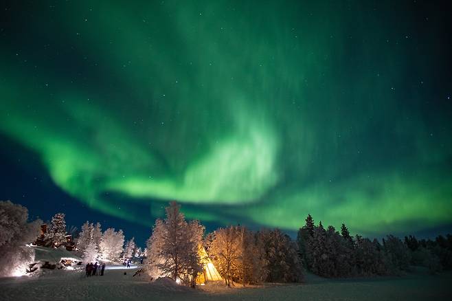캐나다 옐로나이프는 미 항공우주국이 인정한 세계적인 오로라 관측 명소다. 밤이 길고 공기가 맑은 겨울에 오로라를 볼 확률이 높다. 현지시각 1월 12일 오로라빌리지에서 연기처럼 피어오르는 오로라를 촬영했다.