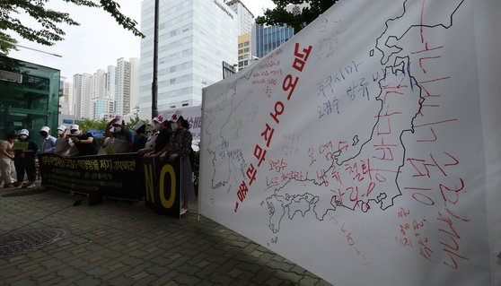 부산환경회의 등 시민단체 회원들이 지난해 8월 10일 부산 동구 일본총영사관 앞에서 후쿠시마 방사성 오염수 해양방출 저지를 위한 기자회견을 갖고 퍼포먼스를 하고 있다. 송봉근 기자