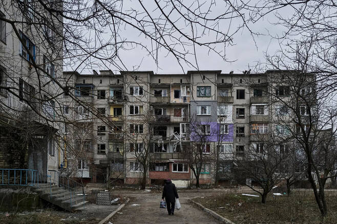 지난해 12월 전투로 파손된 우크라니아 동부 솔레다르 주거지의 모습. AP연합뉴스
