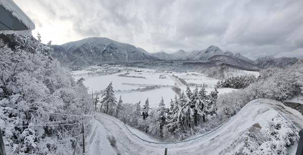 전망대에서 바라본 나리분지 전경. 경북 울릉도에서 유일한 평지인 나리분지는 화산폭발로 생긴 분화구에 개척민이 자리 잡은 마을이다. 울릉도 중에서도 눈이 가장 많이 내려 설국 여행이 가능하다.  새영남여행사 제공