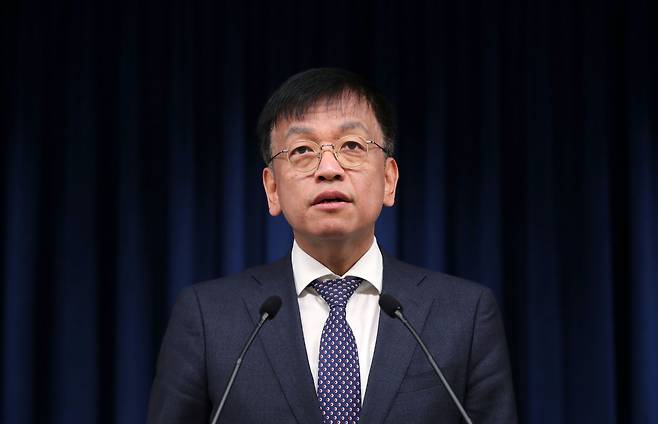 President Yoon Suk Yeol’s economic secretary Choi Sang-mok speaks at a press briefing at the presidential office in Seoul on Thursday. (Yonhap)