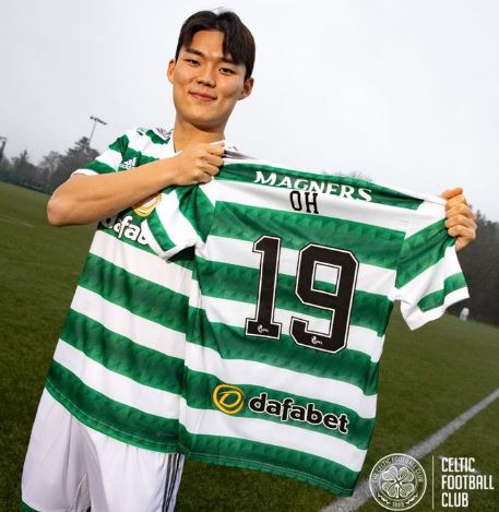 Oh Hyeon-gyu poses with his Celtic jersey. [YONHAP]