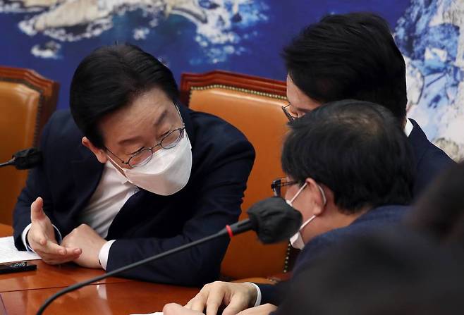이재명 더불어민주당 대표가 26일 오전 서울 여의도 국회에서 열린 난방비 폭탄 민주당 지방정부·의회 긴급 대책회의에서 조정식 사무총장, 김성환 정책위의장과 대화를 하고 있다. / 사진제공=뉴시스