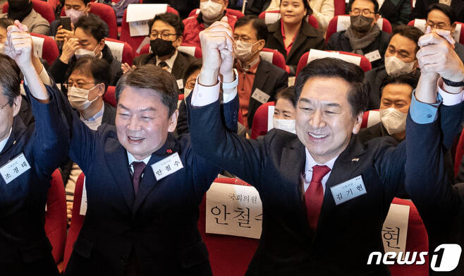 국민의힘 당권주자인 안철수, 김기현 의원이 15일 오후 서울 양천구 해누리타운에서 열린 양천갑 당원대회에 참석해 손을 맞잡아 들어보이고 있다. /사진=뉴스1
