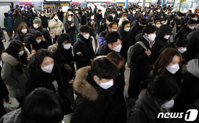 **해당기사와 직접적인 연관없음. 신축년 새해 첫 출근일인 4일 오전 서울 구로구 신도림역에서 시민들이 마스크를 쓴 채 출근길 발걸음을 옮기고 있다. 2021.1.4/사진=뉴스1