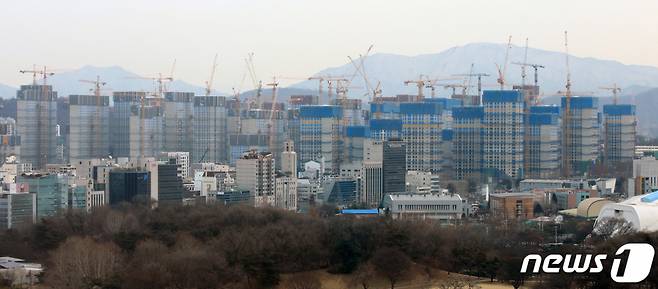 주요 사업지 공사비 속속 인상...분양가 오르나
