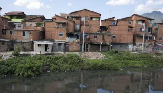 총격전이 벌어진 브라질 리우데자네이루 서부 빈민촌 모습. EPA 연합뉴스