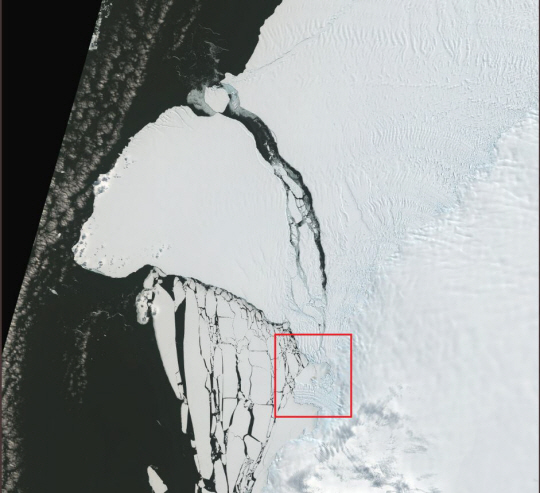 커다란 빙하 조각이 떨어져 나가는 모습. 붉은 사각형 부분이 크랙에서 균열이 시작한 것으로 보인다. 영국 남극연구소(BAS) 공식 트위터 캡처