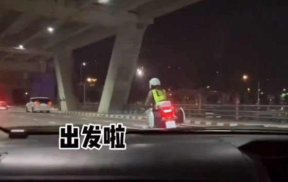팔로워 600만명의 중국 유명 인플루언서 추단(臭蛋)이 지난 20일 태국 경찰들에게 뒷돈을 주고 특별 에스코트를 받는 과정이 담긴 영상을 중국판 틱톡 더우인에 게시했다. [웨이보]