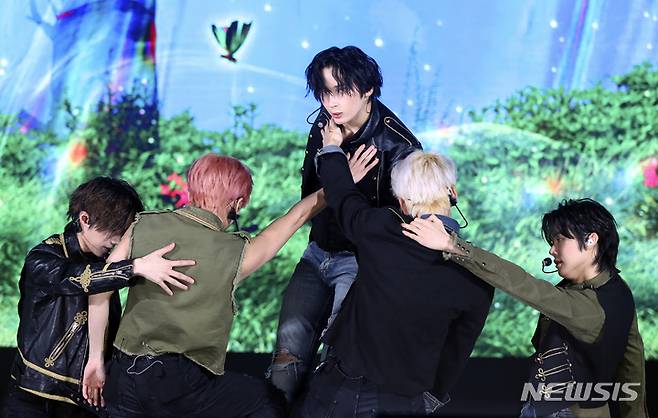 [서울=뉴시스] 최진석 기자 = 그룹 투모로우바이투게더(TOMORROW X TOGETHER, TXT)가 26일 서울 삼성동 코엑스 오디토리움에서 열린 미니 5집 '이름의 장: 템테이션' 발매 기념 미디어 쇼케이스에서 타이틀곡 슈가 러시 라이드 무대를 선보이고 있다. 2023.01.26. myjs@newsis.com