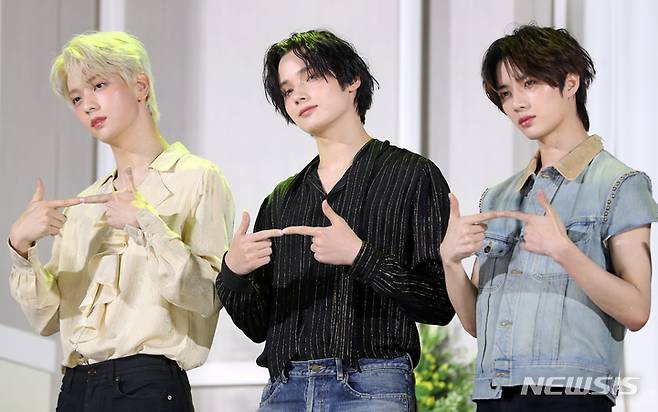 [서울=뉴시스] 최진석 기자 = 그룹 투모로우바이투게더(TOMORROW X TOGETHER, TXT)의 수빈(왼쪽부터), 휴닝카이, 범규가 26일 서울 삼성동 코엑스 오디토리움에서 열린 미니 5집 '이름의 장: 템테이션' 발매 기념 미디어 쇼케이스에서 포즈를 취하고 있다. 2023.01.26. myjs@newsis.com