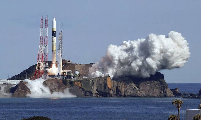 일본 정부의 정보 수집 위성을 탑재한 H2A 로켓 46호기가 26일 오전 다네가시마 우주센터에서 발사되고 있다. 다네가시마 교도=연합뉴스