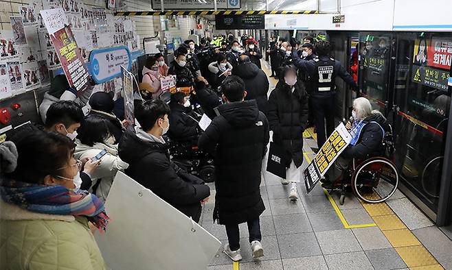 전국장애인차별철폐연대 회원들이 지난 25일 서울 지하철 4호선 혜화역에서 ‘장애인 권리 예산 확보를 위한 선전전’을 진행하고 있다. 뉴스1