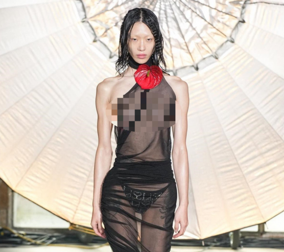 모델 최소라가 루도빅 드 생 세르넹 2023 봄/여름 컬렉션에서 선보인 시스루 드레스(사진 일부 모자이크 처리함). 최소라 인스타그램 캡처