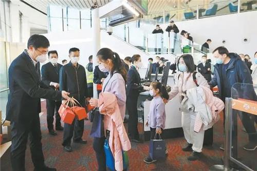 운항 재개한 베이징 다싱국제공항에서 홍콩 가는 승객들  [신화사 캡처. 재판매 및 DB 금지]