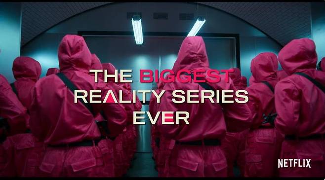 넷플릭스, 60억원 상금 걸고 실제 '오징어 게임' 대회 개최 (로스앤젤레스=연합뉴스) 온라인 동영상 서비스(OTT) 넷플릭스가 2022년 6월 14일(현지시간) 트위터를 통해 한국 드라마 '오징어 게임'의 이야기를 빌려 참가자들이 456만 달러(58억8천만 원) 상금을 놓고 실제 경쟁을 벌이는 '오징어 게임:더 챌린지' 리얼리티 프로그램을 제작한다고 밝혔다.
    넷플릭스는 이 대회에는 역대 리얼리티 프로그램 가운데 가장 많은 사람이 참가하고 가장 많은 상금이 걸렸다고 전했다. 사진은 실제 '오징어 게임' 대회 개최를 알리는 넷플릭스 동영상. 2022.6.15 [넷플릭스 트위터 캡처. 재판매 및 DB 금지] photo@yna.co.kr