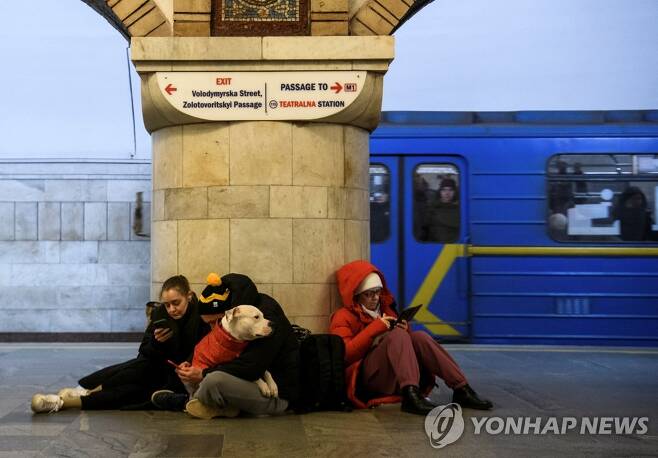 러시아 미사일 폭격에 지하철역으로 피신한 우크라 주민들 [로이터 연합뉴스 자료사진. 재판매 및 DB 금지]