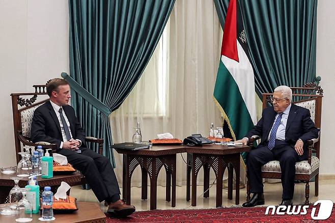 제이크 설리번 백악관 국가안보보좌관이 19일(현지시간) 팔레스타인의 라말라를 방문해 마무드 아바스 팔레스타인 대통령과 만나고 있다. ⓒ AFP=뉴스1 ⓒ News1 우동명 기자