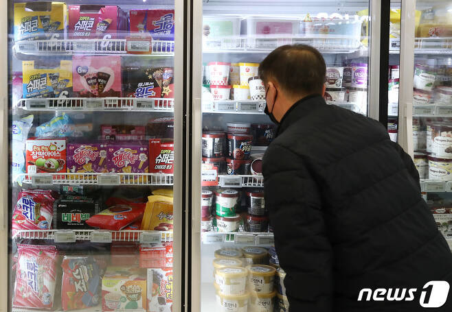 새해부터 먹거리 물가가 줄줄이 인상되는 가운데 서울 시내 마트에 아이스크림이 진열되어 있다.2023.1.2/뉴스1 ⓒ News1 김민지 기자