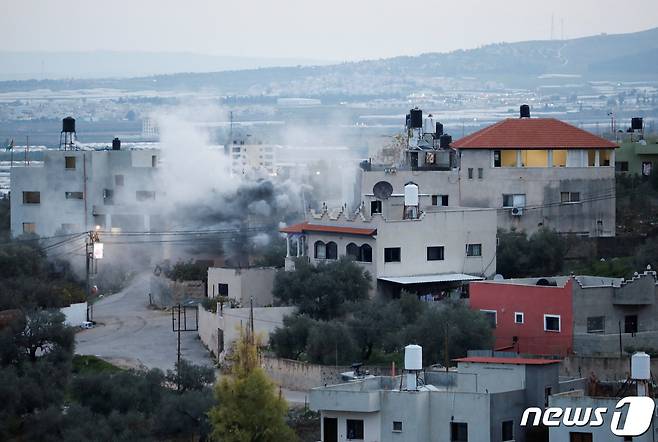 2일(현지시간) 이스라엘군(軍)이 요르단 강 서안 제닌 인근 카프르 단 마을의 한 주택을 공격하고 있다. 해당 주택은 이스라엘군을 공격한 팔레스타인의 아마드 아베드 소유로 알려져 있다. ⓒ 로이터=뉴스1 ⓒ News1 권진영 기자